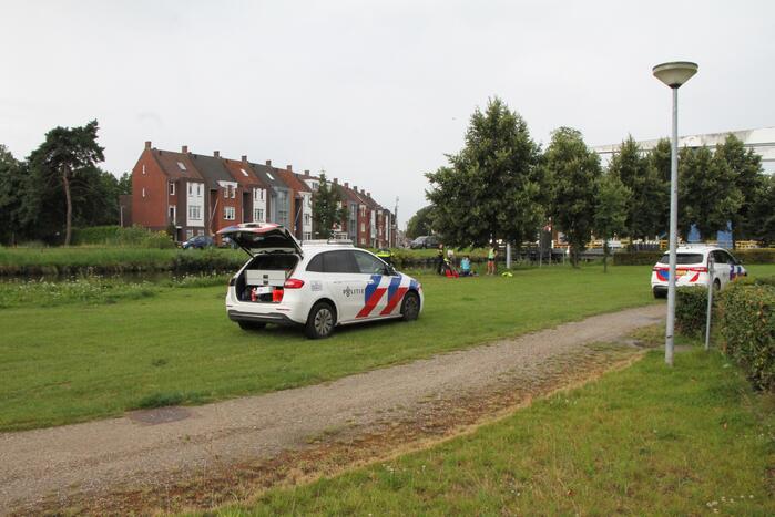 Man door omstanders uit water Biesterbrug gered