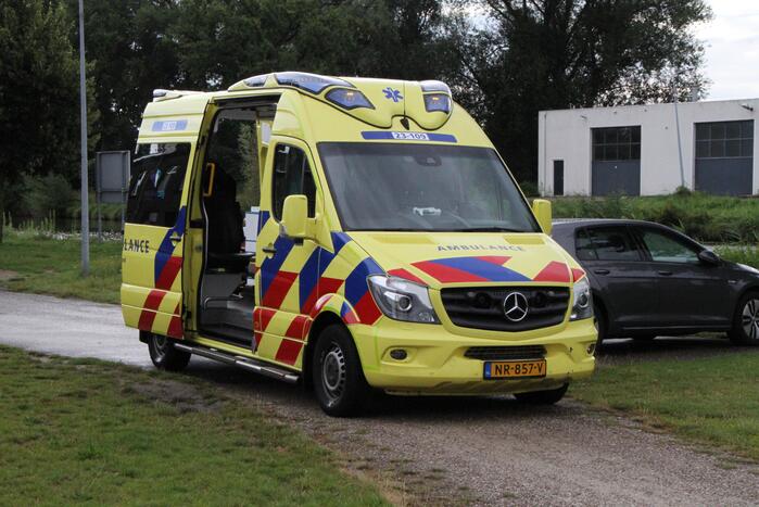 Man door omstanders uit water Biesterbrug gered