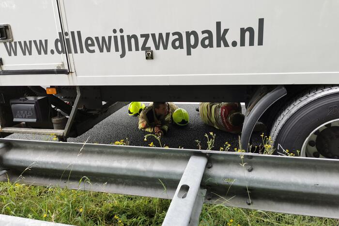 Achteras vrachtwagen vat vlam