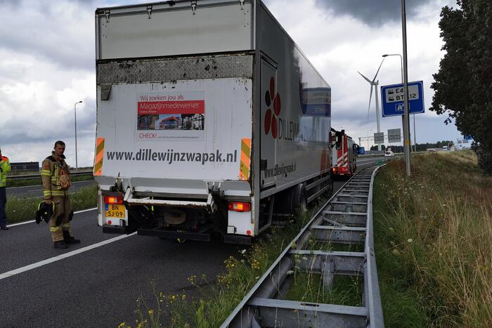 Achteras vrachtwagen vat vlam