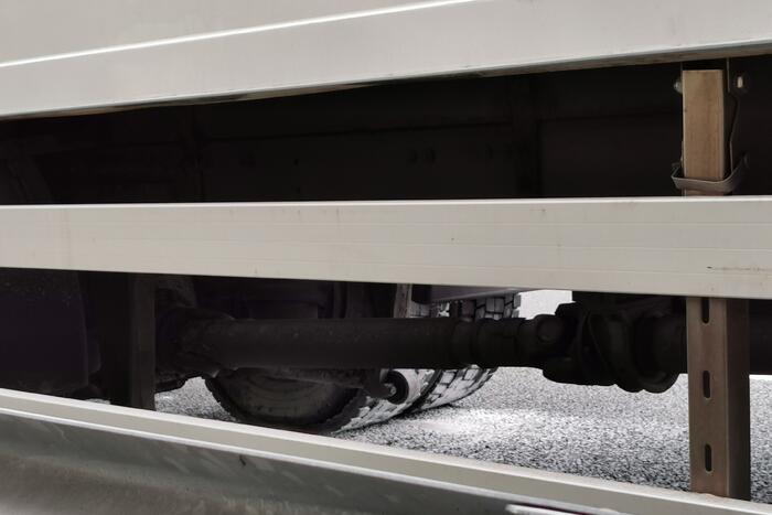 Achteras vrachtwagen vat vlam