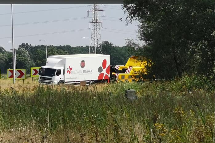 Achteras vrachtwagen vat vlam