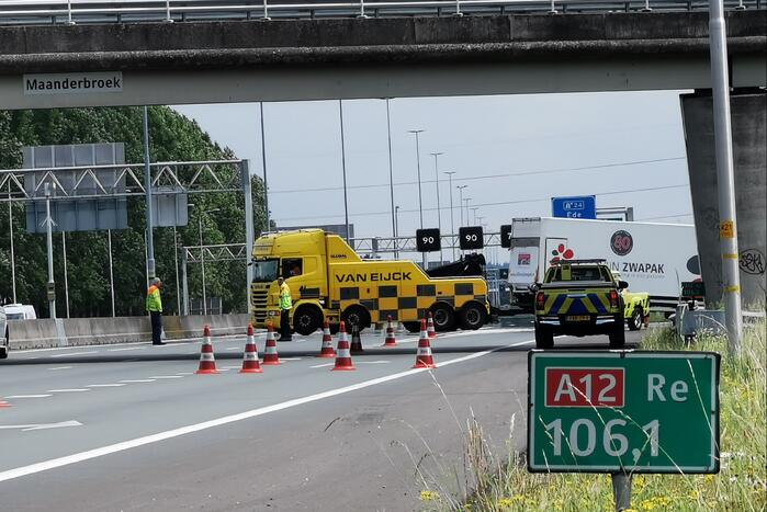 Achteras vrachtwagen vat vlam