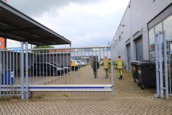 Vlammen onkruidbrander slaat over naar geparkeerde bestelbus