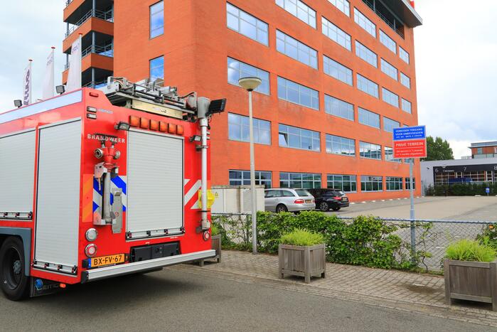 Vlammen onkruidbrander slaat over naar geparkeerde bestelbus