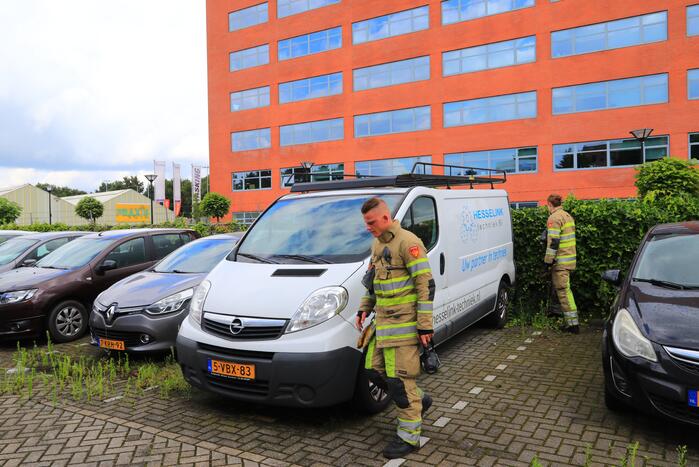 Vlammen onkruidbrander slaat over naar geparkeerde bestelbus