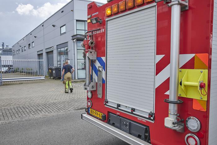 Vlammen onkruidbrander slaat over naar geparkeerde bestelbus
