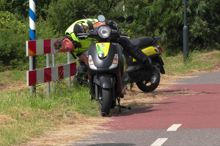 Scooterrijder gaat met leenscooter onderuit