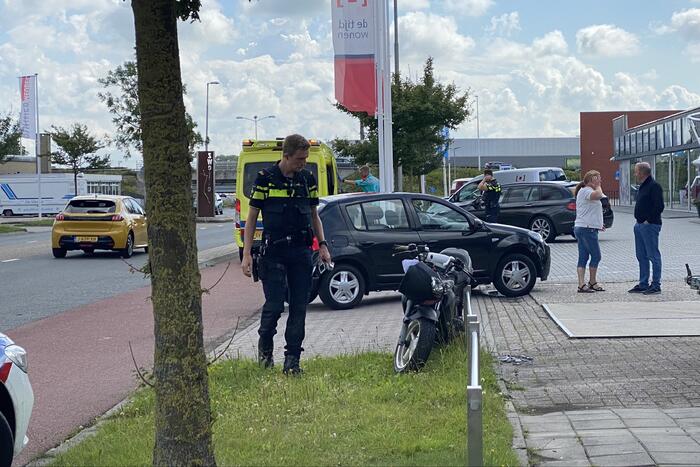 Bestuurder bromfiets gewond bij botsing met auto