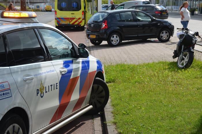 Bestuurder bromfiets gewond bij botsing met auto
