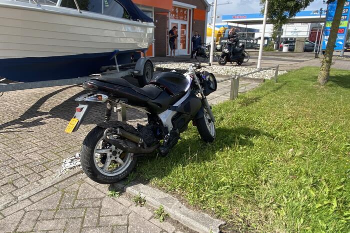 Bestuurder bromfiets gewond bij botsing met auto