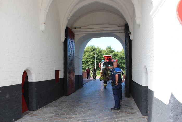 Duif vast achter net in Nobelpoort