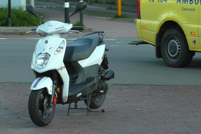 Scooterrijder gewond bij botsing met auto