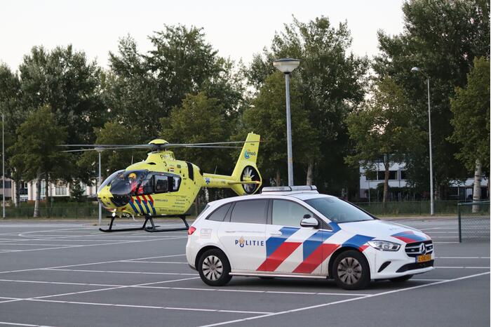 Traumahelikopter landt op parkeerterrein Flevoziekenhuis