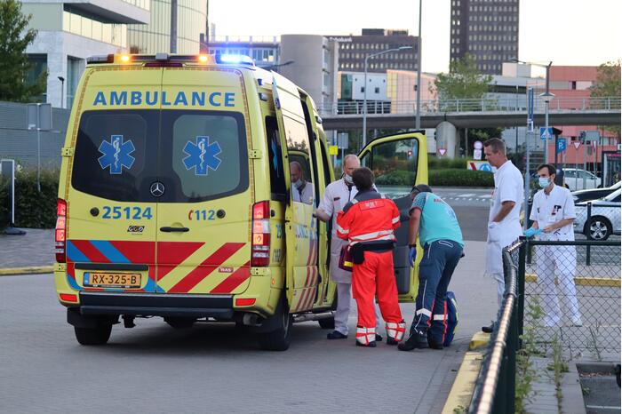 Traumahelikopter landt op parkeerterrein Flevoziekenhuis