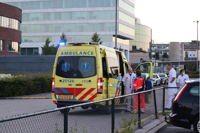 Traumahelikopter landt op parkeerterrein Flevoziekenhuis