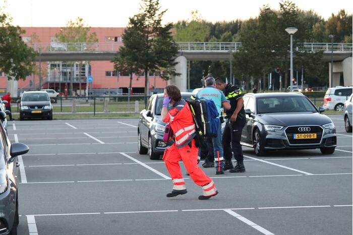 Traumahelikopter landt op parkeerterrein Flevoziekenhuis