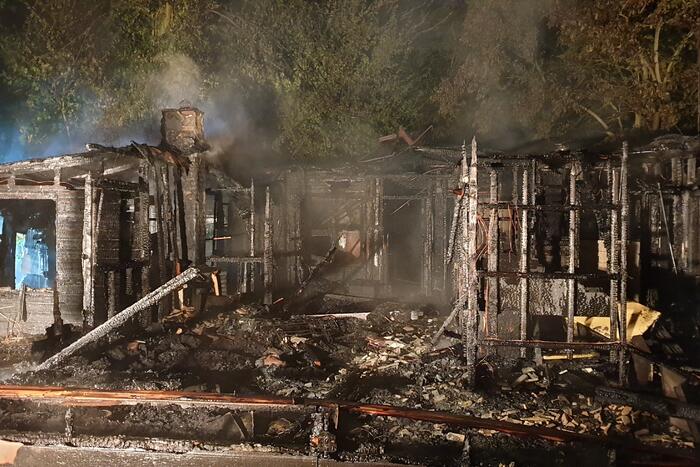 Houten chalet volledig afgebrand
