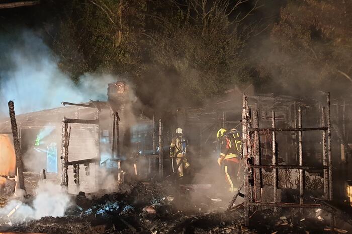 Houten chalet volledig afgebrand