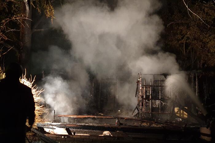 Houten chalet volledig afgebrand