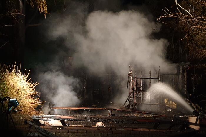 Houten chalet volledig afgebrand