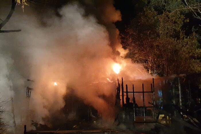 Houten chalet volledig afgebrand