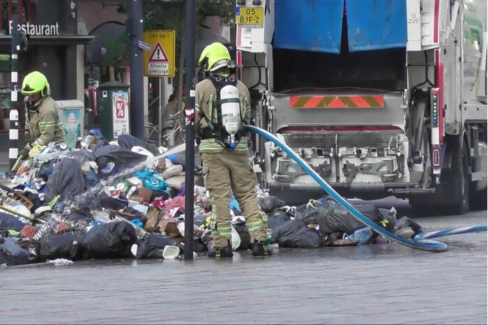 Inhoud vuilniswagen vliegt in brand