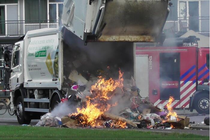 Inhoud vuilniswagen vliegt in brand