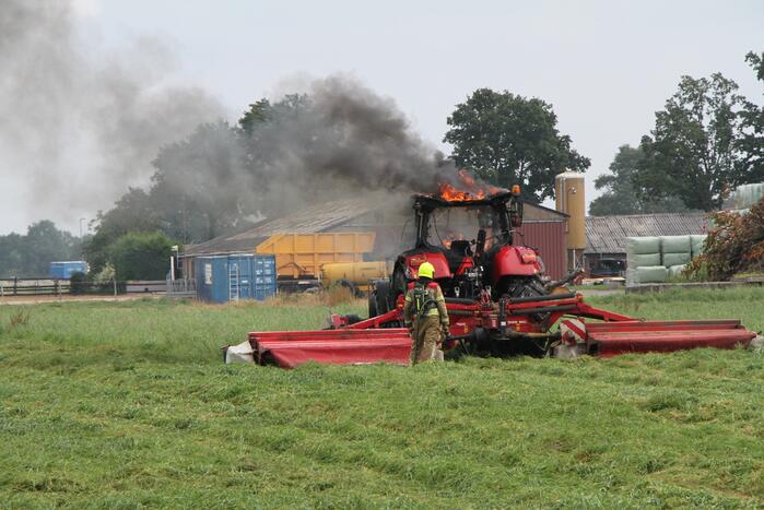 Tractor vliegt in brand tijdens maaiwerkzaamheden