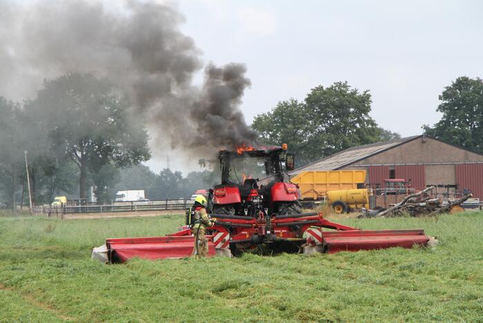 Tractor vliegt in brand tijdens maaiwerkzaamheden