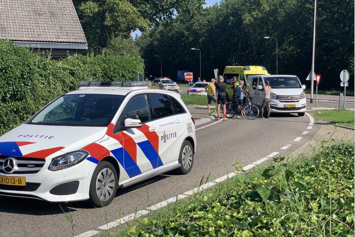 Fietsers op tandem gewond bij botsing met bestelbus