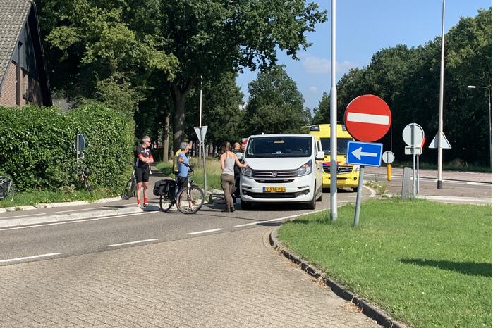 Fietsers op tandem gewond bij botsing met bestelbus