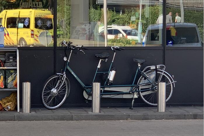 Fietsers op tandem gewond bij botsing met bestelbus