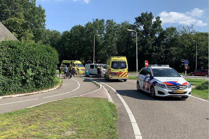 Fietsers op tandem gewond bij botsing met bestelbus