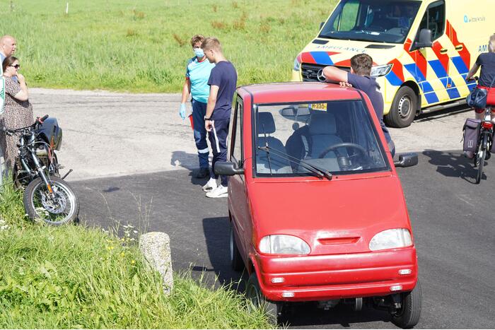 Bestuurder crossbrommer botst op geparkeerde auto
