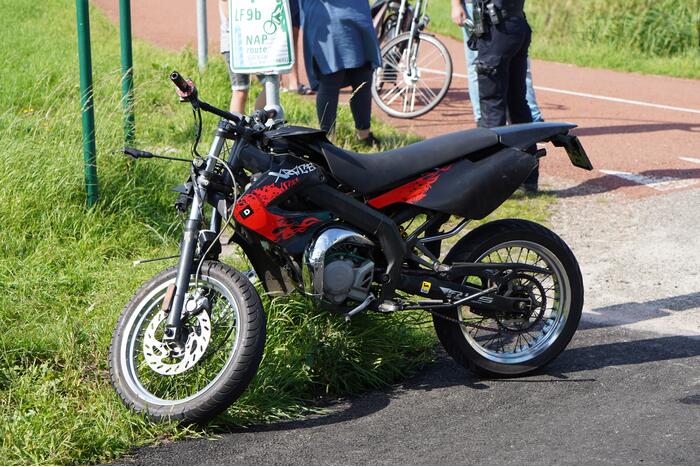 Bestuurder crossbrommer botst op geparkeerde auto