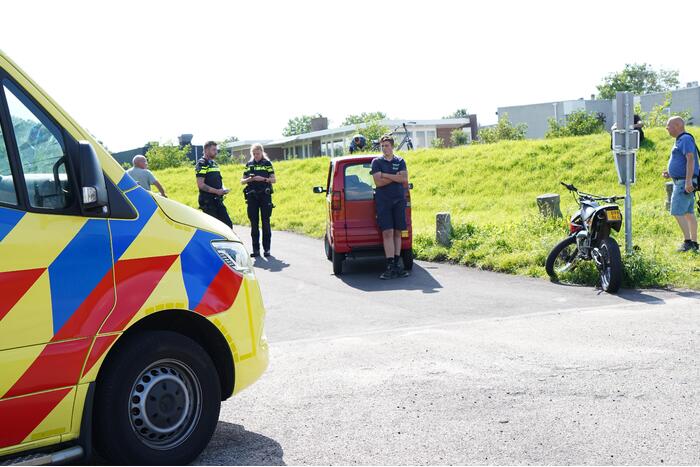 Bestuurder crossbrommer botst op geparkeerde auto