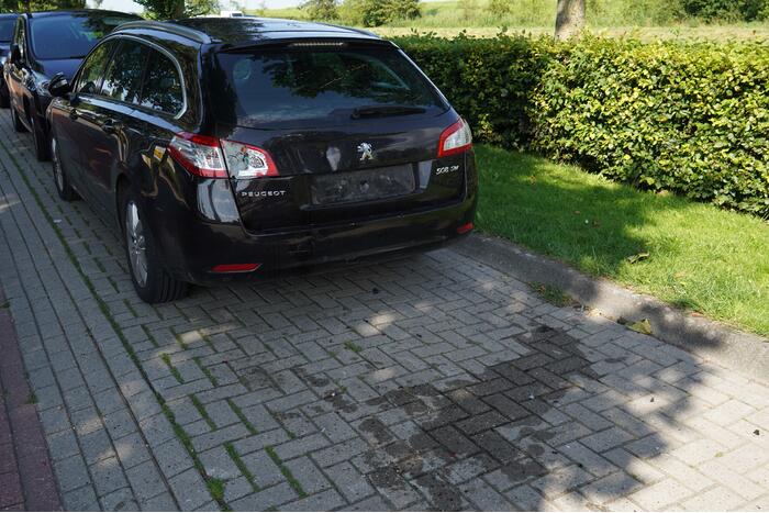 Bestuurder crossbrommer botst op geparkeerde auto