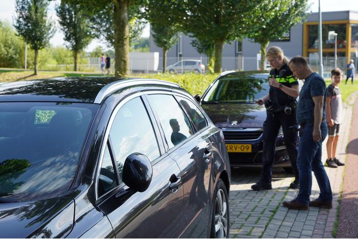Bestuurder crossbrommer botst op geparkeerde auto