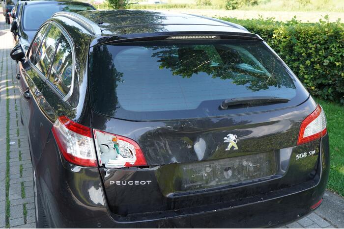 Bestuurder crossbrommer botst op geparkeerde auto