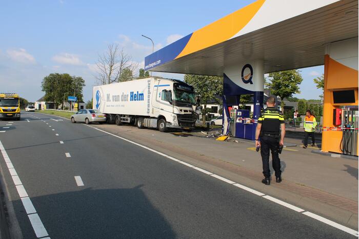 Vrachtwagen rijdt tankstation binnen