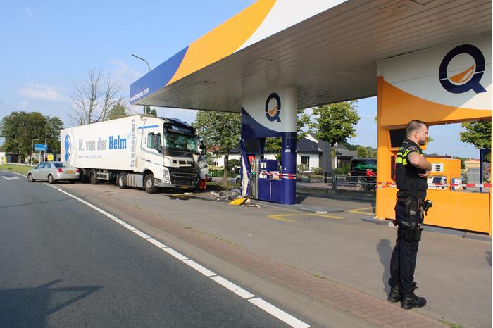 Vrachtwagen rijdt tankstation binnen