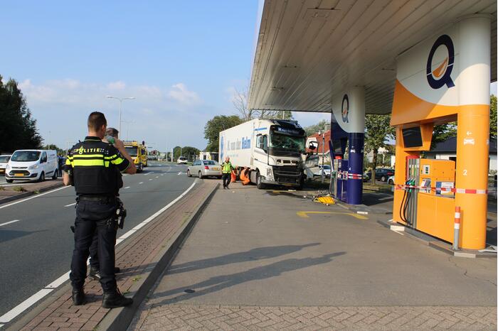 Vrachtwagen rijdt tankstation binnen