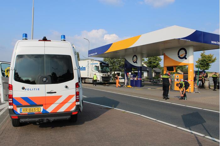 Vrachtwagen rijdt tankstation binnen