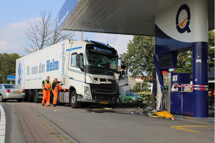 Vrachtwagen rijdt tankstation binnen
