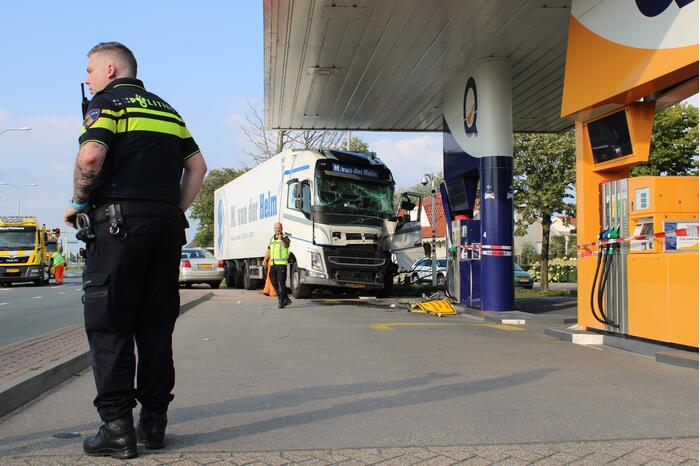 Vrachtwagen rijdt tankstation binnen