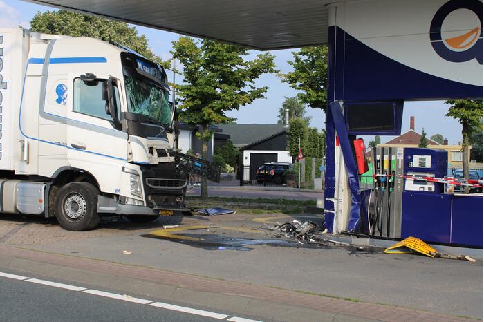 Vrachtwagen rijdt tankstation binnen