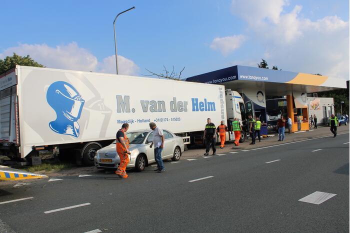 Vrachtwagen rijdt tankstation binnen