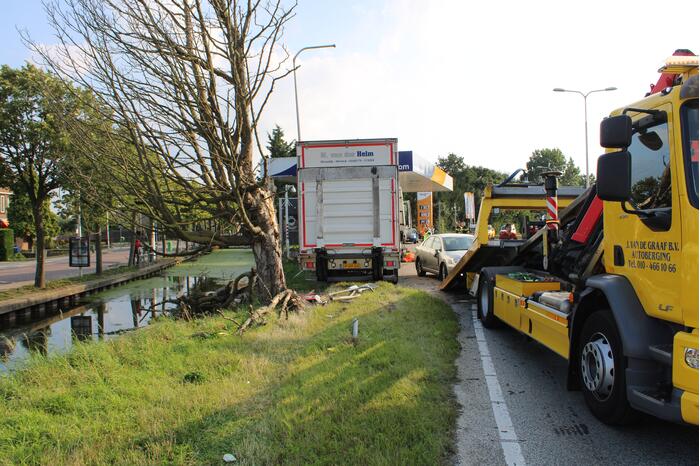 Vrachtwagen rijdt tankstation binnen