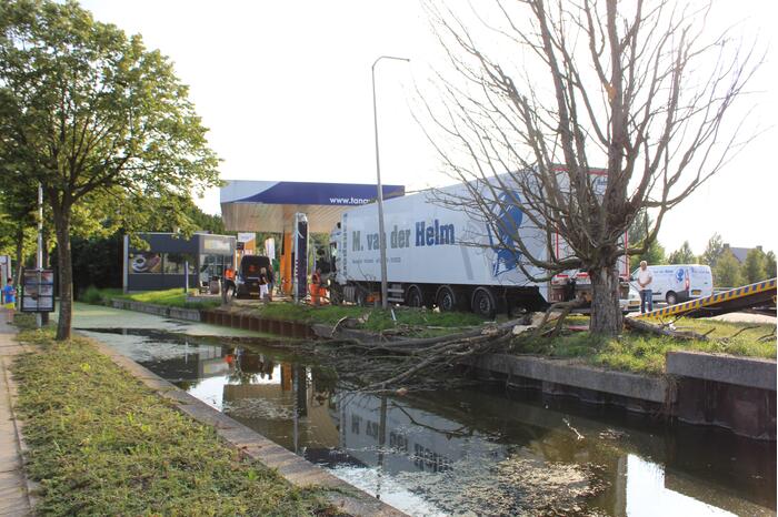 Vrachtwagen rijdt tankstation binnen